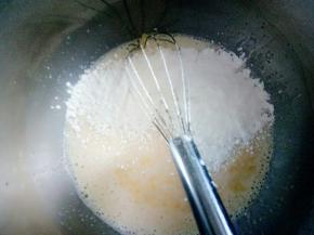 低粉，低粉也是一点点的放，搅均匀后再放，以免有疙瘩不好搅