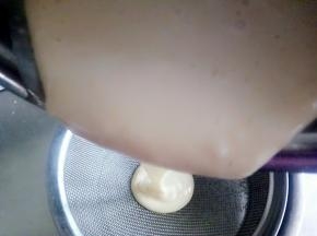 把蛋糕糊过筛