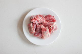 排骨洗净切小段；