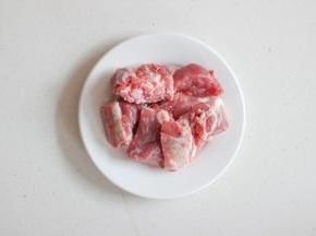排骨洗净切小段；