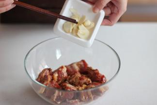 腌制盆中加入所有调料搅拌均匀，放入排骨后揉搓均匀；