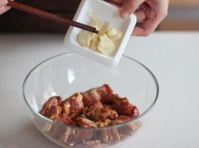 腌制盆中加入所有调料搅拌均匀，放入排骨后揉搓均匀；
