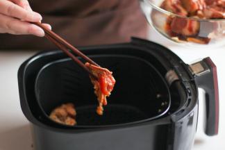 盖上保鲜膜，冷藏腌制30分钟后，将排骨放于空气炸篮中（先不放入空气炸锅中）；