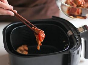 盖上保鲜膜，冷藏腌制30分钟后，将排骨放于空气炸篮中（先不放入空气炸锅中）；