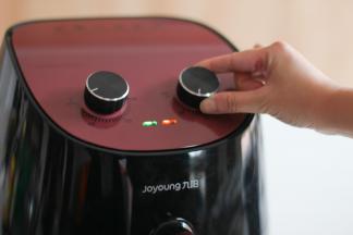 空气炸锅通电，调温度到190℃，预热5分钟；