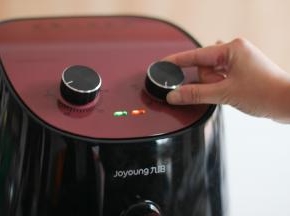 空气炸锅通电，调温度到190℃，预热5分钟；