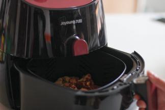 预热完成后，将装有排骨的炸篮放入空气炸锅中，继续烘烤25分钟。