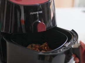 预热完成后，将装有排骨的炸篮放入空气炸锅中，继续烘烤25分钟。