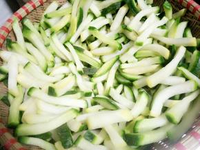 挤干水分后摊开放筛子上，然后放家里暖和的地方，也可以摊薄放篦子上