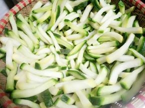 挤干水分后摊开放筛子上，然后放家里暖和的地方，也可以摊薄放篦子上
