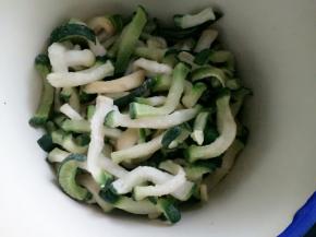 把萝卜干放在一个无水无油的盆里