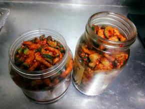 装在干净的瓶子里，压实，装了满满两大瓶