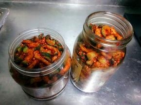 装在干净的瓶子里，压实，装了满满两大瓶