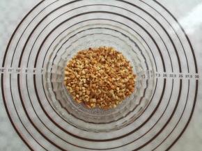 如果没有免烤花生直接把花生擀碎