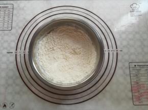 低筋面粉和无铝泡打粉混合均匀