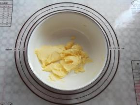 取干净的盆子放入软化的黄油