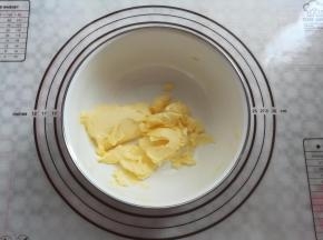 取干净的盆子放入软化的黄油