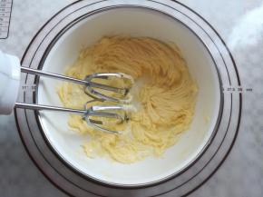 用打蛋器把黄油打发到顺滑状态