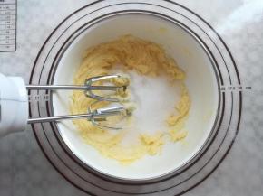 黄油里加入白砂糖继续打发顺滑