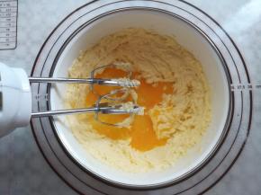 加入30克全蛋液，多出来的蛋液刷面用