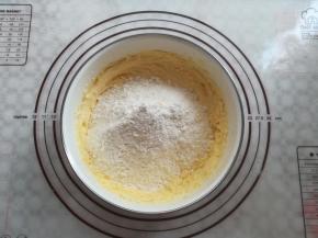 黄油里加入低筋面粉，混合均匀