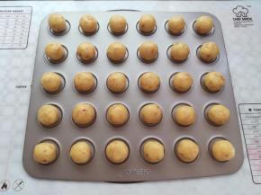 把酥皮面团按15克一个平均分成30个