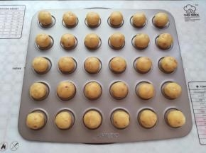 把酥皮面团按15克一个平均分成30个