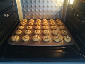 把花生酥放入预热好的烤箱底层（其他烤箱放中层）