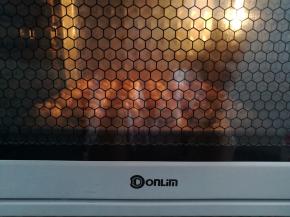 烤箱上火150度，下火170度烤25分钟，上色后可以加盖锡纸