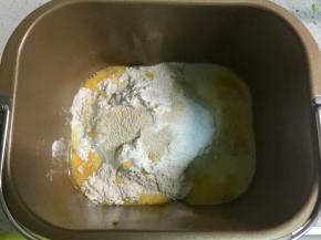 将全部材料投入面包机，材料的投放先后顺序影响并不是很大，只要盐和酵母分开放即可。