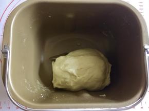 启动面包机的和面功能，揉到完全扩展阶段（约 30 分钟），我用的是IMAX功能。