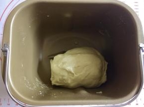 启动面包机的和面功能，揉到完全扩展阶段（约 30 分钟），我用的是IMAX功能。