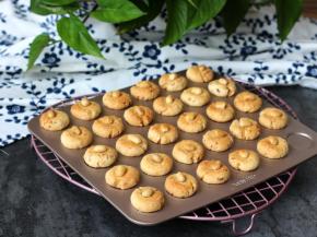 饼干烤熟后取出放凉