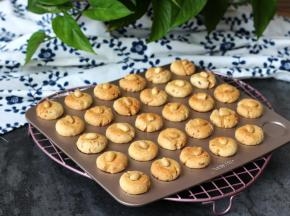 饼干烤熟后取出放凉