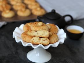 整颗的花生嚼起来更香