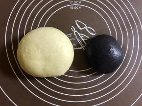 将面团分出1/3揉进竹炭粉，放在盆里揉，否则竹炭粉会把揉面垫染黑不好清理，避免白色面团混进黑色。