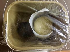 把两个面团中间隔上一张烘焙纸，避免混色，放入面包桶，盖上保鲜膜放在温暖处进行基础发酵。参考温度28°，时间约一个小时。