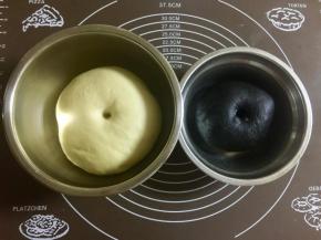 基础发酵至2倍大，手指蘸高筋面粉戳一下面团，戳出的洞不回弹不回缩即可。