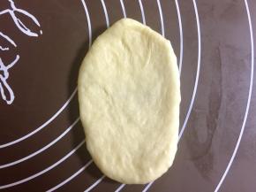 把小面团揉圆，按扁，上下各擀一下，成牛舌状。