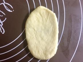 把小面团揉圆，按扁，上下各擀一下，成牛舌状。