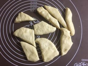 把面团进行排气，然后随意分割成大小不同的面团。