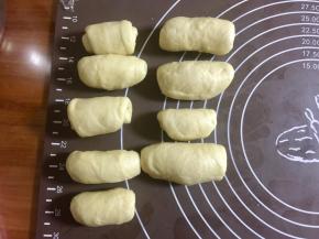 白色面团全部卷好，同样的方法把黑色面团也随意分割成若干小块，擀卷好后，所有面卷盖上保鲜膜松弛10分钟。