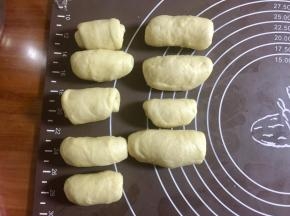 白色面团全部卷好，同样的方法把黑色面团也随意分割成若干小块，擀卷好后，所有面卷盖上保鲜膜松弛10分钟。