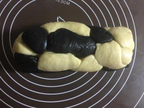 松弛好后把两种颜色的面团间隔着随意摆放，团成一个圆柱体，可以稍微滚一滚，让它们更贴合。