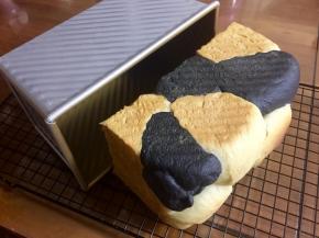 面团发至9分满后，烤箱预热165度，烤制45分钟。吐司表面可刷鸡蛋液。