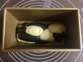 然后把混合面团放入450克的吐司模具中。