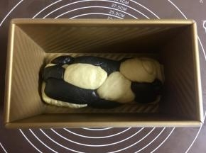 然后把混合面团放入450克的吐司模具中。