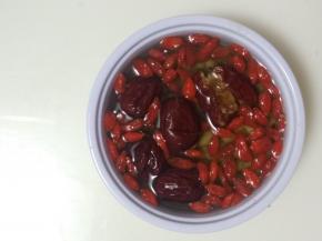 将浸泡好的黄豆和红枣、枸杞一起清洗干净。