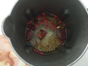 加入适量清水至最低水位线处。