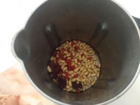 清洗好的食材放入豆浆机里。